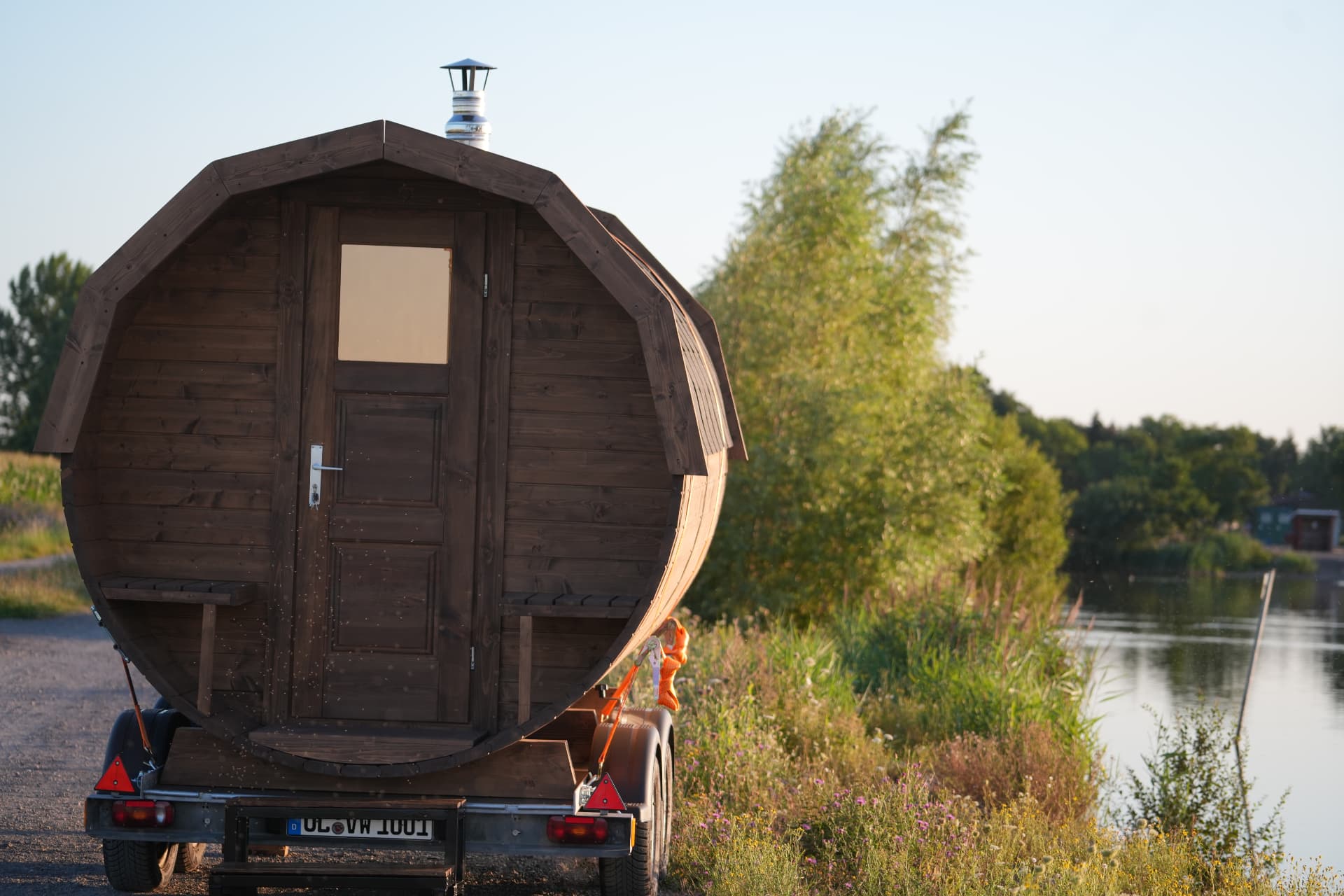 Fasssauna von hinten am See